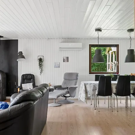 Feriehus Rummeligt I Naturskønne Arrild Ferieby *